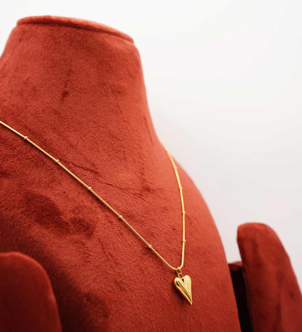 Girlish chain with heart locket for your loved ones